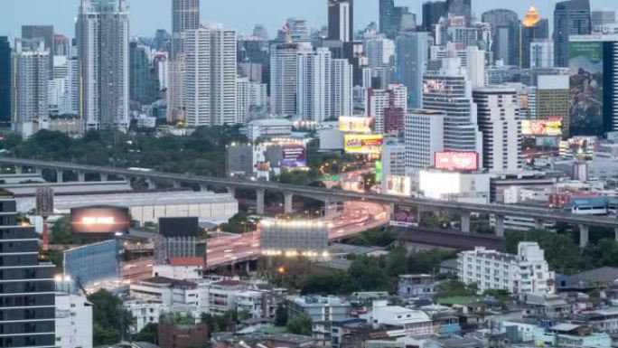 4K UHD日夜放大延时: 曼谷市中心摩天大楼的天际线，泰国曼谷的高速公路和空中火车上的汽车。现代城