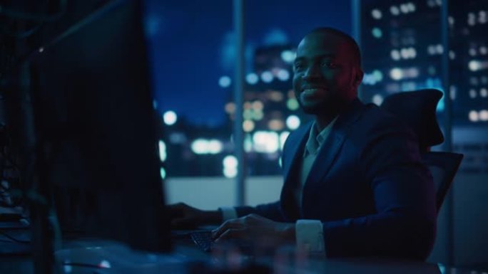 股市日交易者在计算机上工作，带有实时投资图表的多显示器工作站。成功的非洲裔美国商人为赢得交易而挥拳。