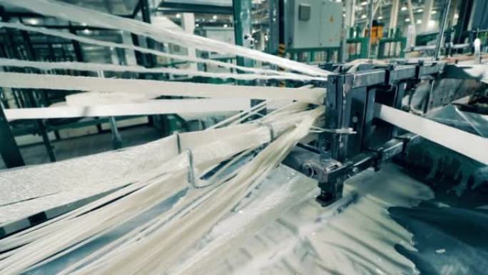 玻璃纤维正在被工厂的机器拉紧