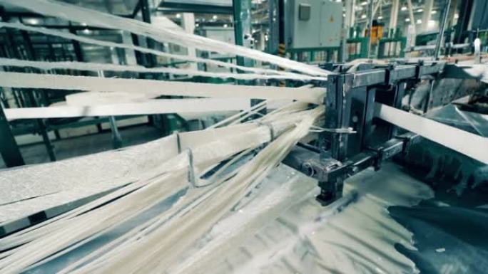 玻璃纤维正在被工厂的机器拉紧