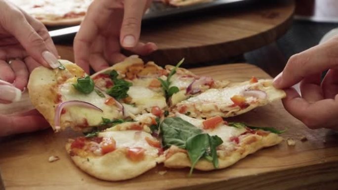 一群朋友吃自制披萨的4k视频片段
