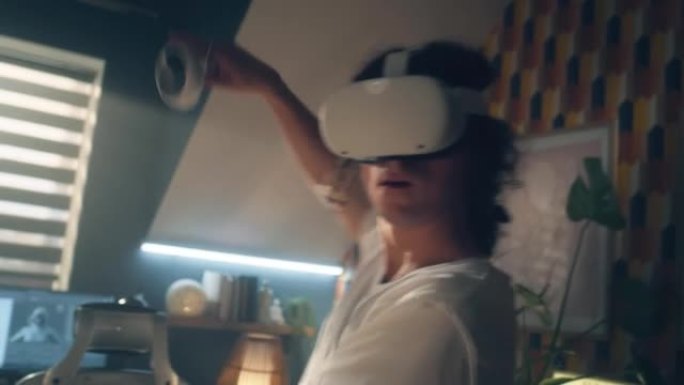男子在家中体验VR护目镜