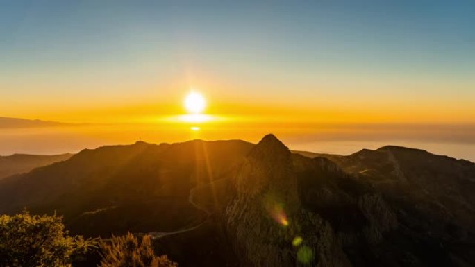 WS T/L海岸和海洋在日出/La Gomera，加那利群岛，西班牙