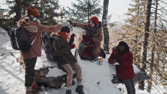 午餐休息的游客群爬山冬天度假