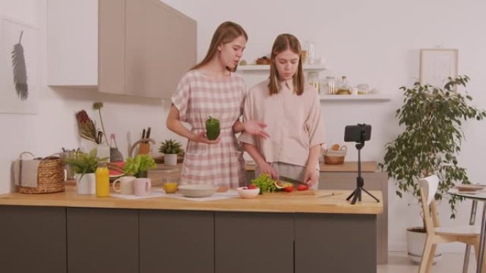 双胞胎姐妹录制烹饪视频