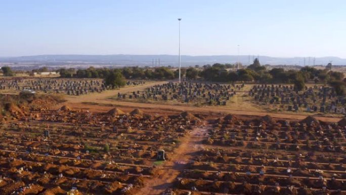 南非冠状病毒新型冠状病毒肺炎大流行时期墓地新坟墓的鸟瞰图