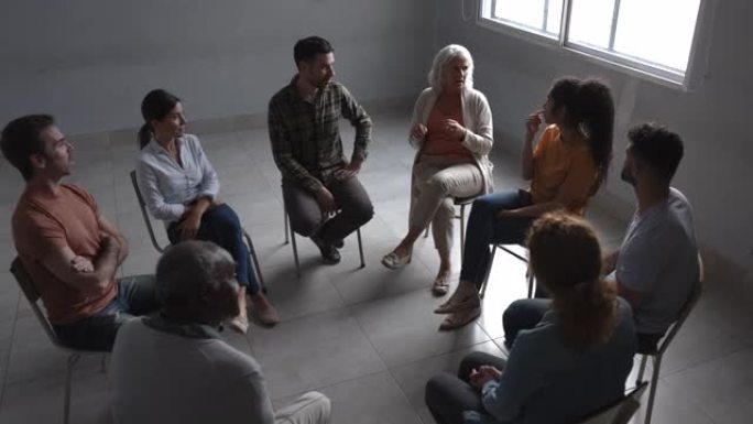 在心理健康治疗会议上，不同的人群分享了他们的故事