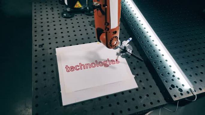 机械臂正在用夏普在纸上书写