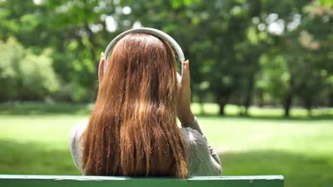 听音乐的亚洲女性听音乐的亚洲女性耳机