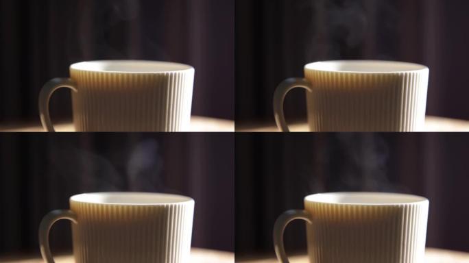 桌上热气腾腾的咖啡或茶