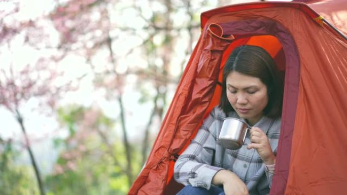 女人在山上露营，在放松时间喝咖啡
