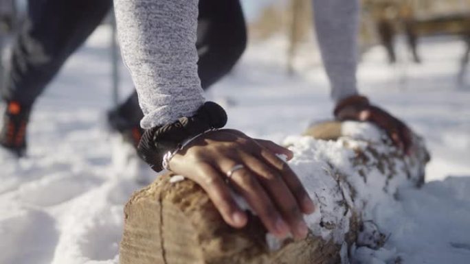 男子在雪地里做俯卧撑