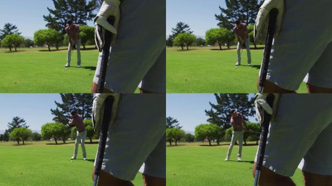 在阳光明媚的日子里，高加索资深男子在高尔夫球场练习高尔夫