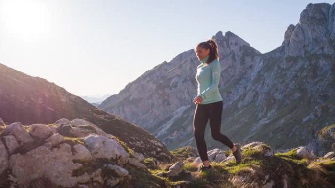 有身体意识的女运动员在山区自然户外徒步旅行