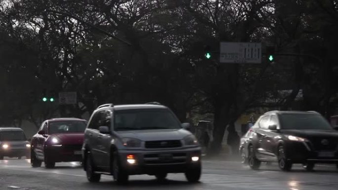 在暴风雨的日子里，阿根廷布宜诺斯艾利斯的一条街道上的交通。4k分辨率。