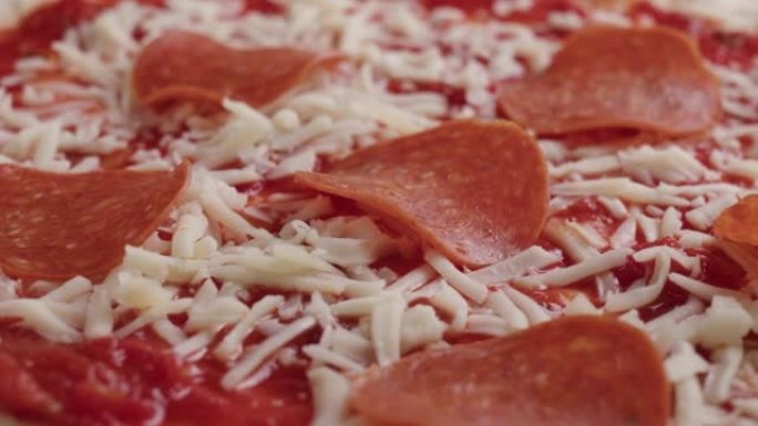 比萨饼店的意大利辣香肠和马苏里拉奶酪披萨