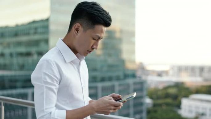 亚洲人，城市企业和办公楼屋顶上的电话，用于社交网络，移动应用程序搜索和阅读经济新闻通知。工人，阳台和