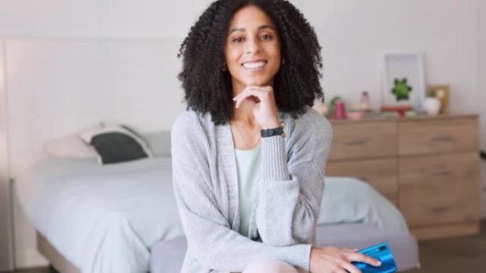 快乐的黑人女人，在卧室里打电话和放松，以实现wifi连接，5g网络速度和在家中的社交媒体。在网上成功