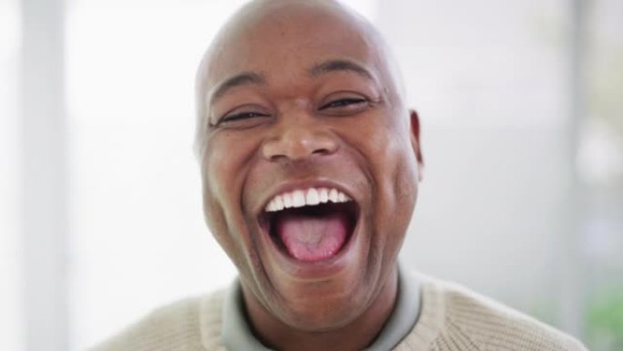 面对快乐微笑的非洲裔美国商人。惊讶的黑人男子张开嘴表示喜悦和大笑。成熟的男性对滑稽的笑话做出反应，并