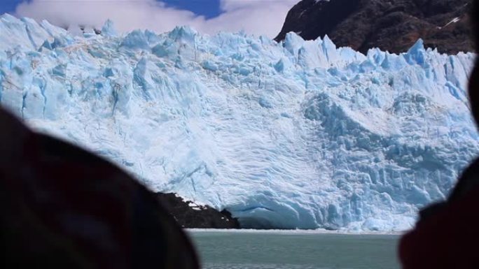 从阿根廷巴塔哥尼亚圣克鲁斯省的一艘旅游船上看到的spezazini冰川上落下的冰。