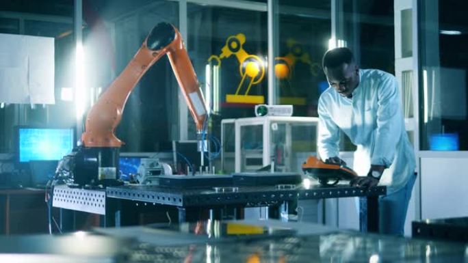 非洲民族研究人员正在科学实验室研究机器人