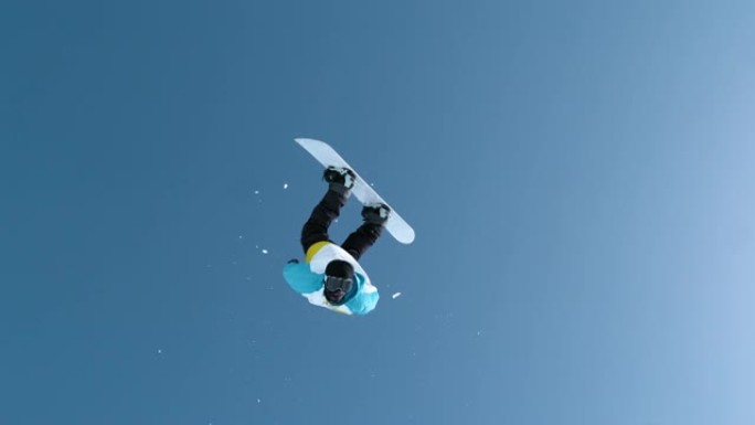 慢动作: 斯洛文尼亚的男性游客单板滑雪会进行壮观的后空翻。