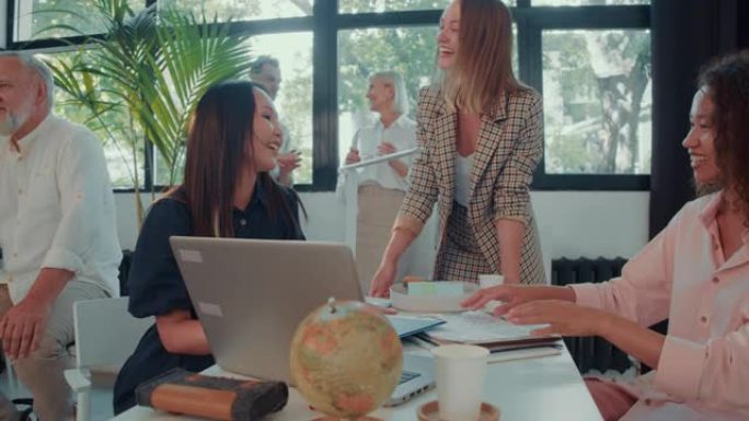 年轻兴奋的亚洲女老板，团队领导进入轻型现代办公室欢呼，激励不同的同事慢动作