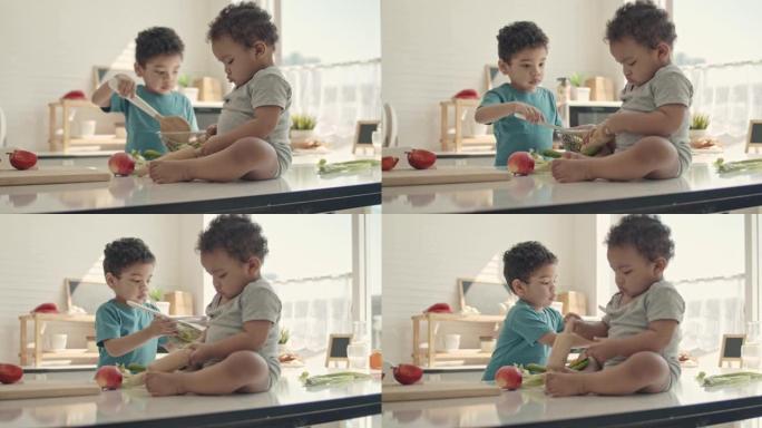 男孩和男婴在厨房玩耍