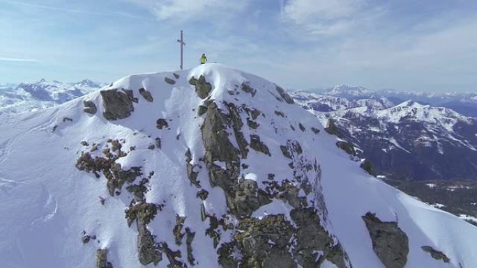 空中: 偏远地区的滑雪者站在山顶上