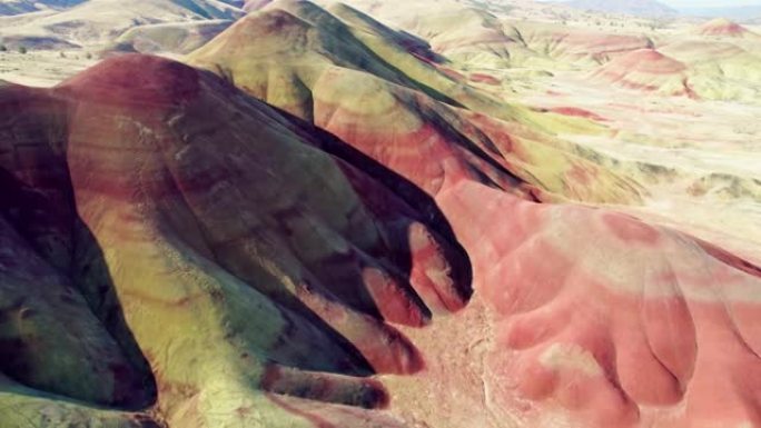 美国俄勒冈州彩绘山的鸟瞰图。从鸟瞰图看五颜六色的山脉和奇异的风景