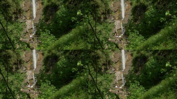 面目全非的女游客拍摄了令人叹为观止的瀑布。