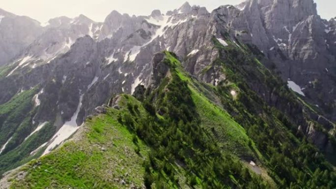 在阿尔巴尼亚阿尔卑斯山的瓦尔博纳山口飞越悬崖边缘。阿尔巴尼亚的普罗克莱蒂耶山脉。高质量镜头，4K