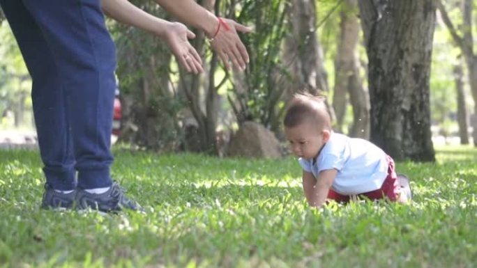 小男孩爬行并试图踏上草地，慢动作