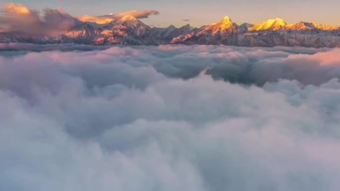 日出时的雪山云瀑是世界上最迷人的风景