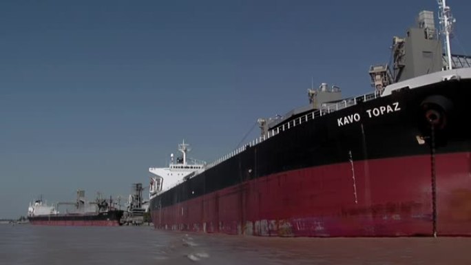 油轮停靠在阿根廷巴拉那河罗萨里奥港。