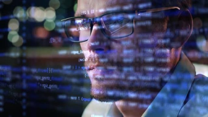 初创数字企业家在计算机上工作的肖像，一行代码投射在他的脸上，并在眼镜中反射。开发人员使用AI和大数据
