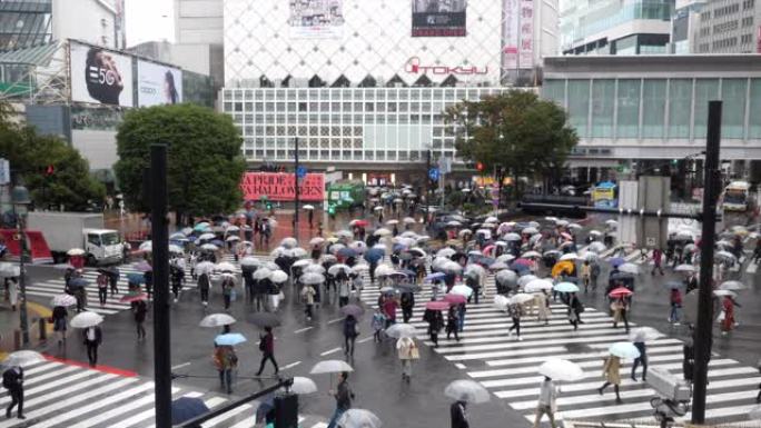 雨天，人群在雨中打伞