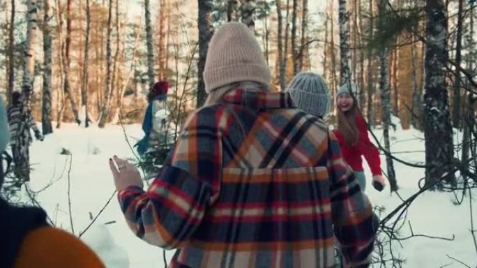 大气慢动作，一群多民族快乐的朋友探索阳光明媚的雪冬季森林路径说话慢动作。