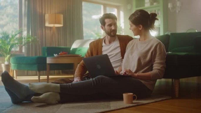 夫妇坐在公寓的客厅时使用笔记本电脑。男女朋友聊天，在网上购物，选择在线订购的产品，一起做远程工作