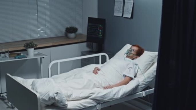 病人戴着氧气罩躺在床上