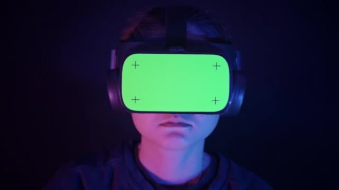 VR耳机上色度键绿屏的女人在家，相机慢慢旋转