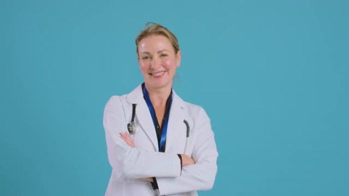 穿着白色外套站在蓝色工作室背景前的女医生肖像