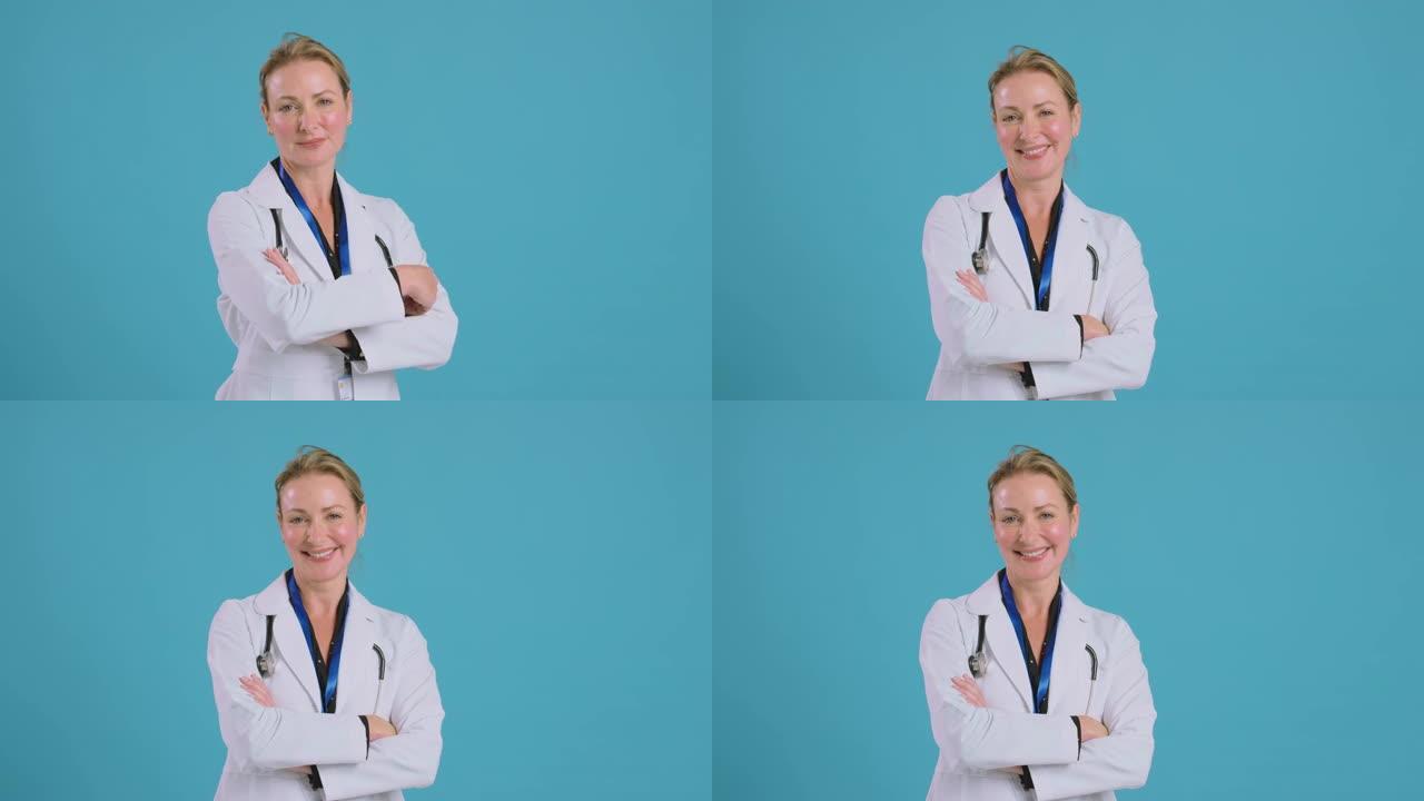 穿着白色外套站在蓝色工作室背景前的女医生肖像