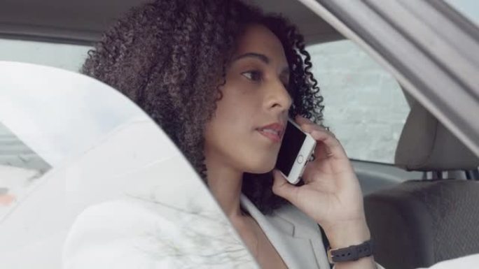 交通、电话、司机上班迟到，向老板解释5g通信并检查手表时间。交通时钟时间表，压力或沮丧的黑人妇女驾驶