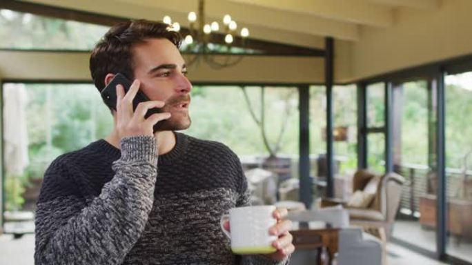 白人男子在智能手机上聊天并在餐厅喝咖啡