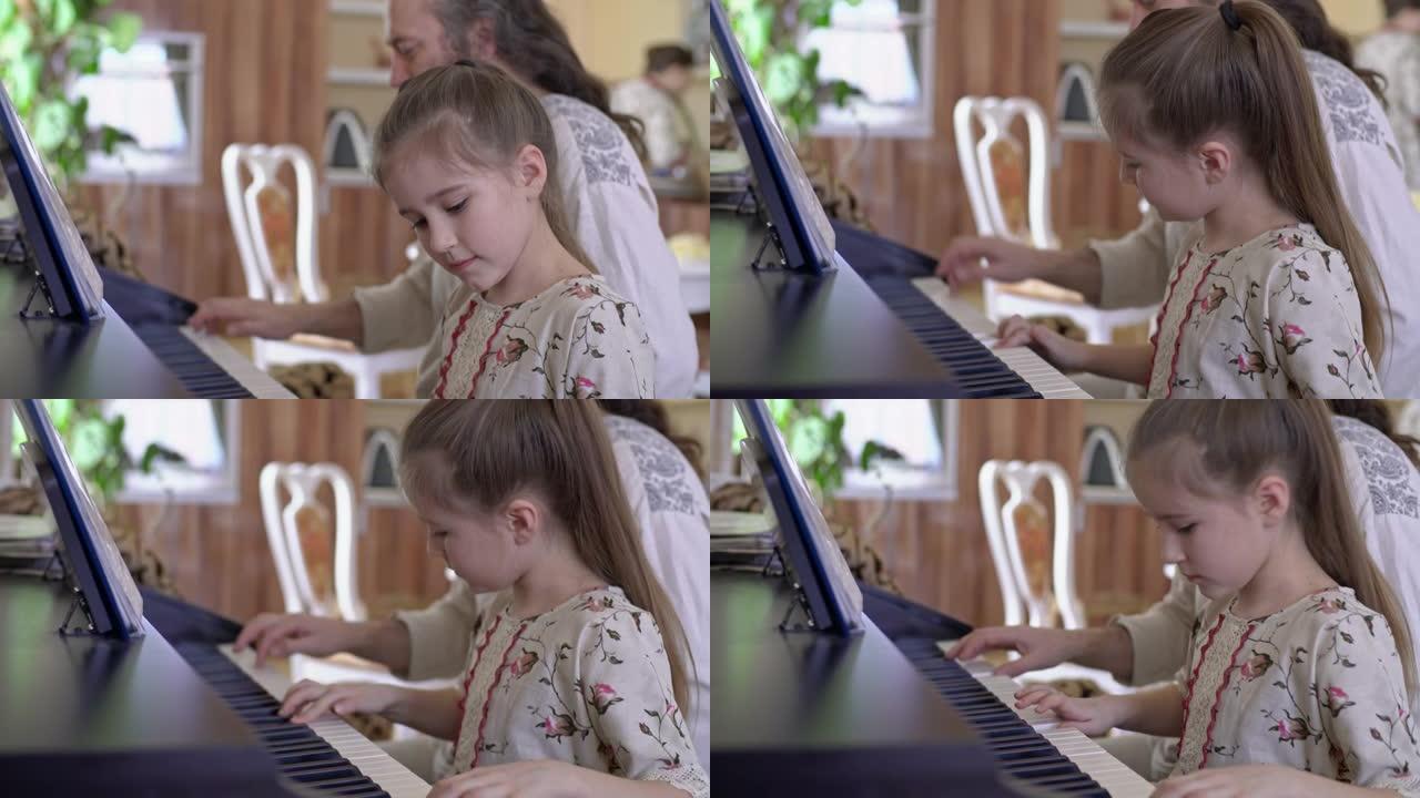 资深父亲与女儿一起弹钢琴