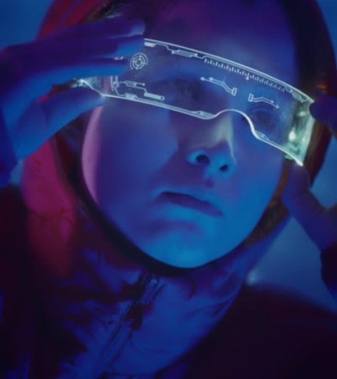 使用背景为霓虹灯的VR眼镜对女性进行垂直拍摄