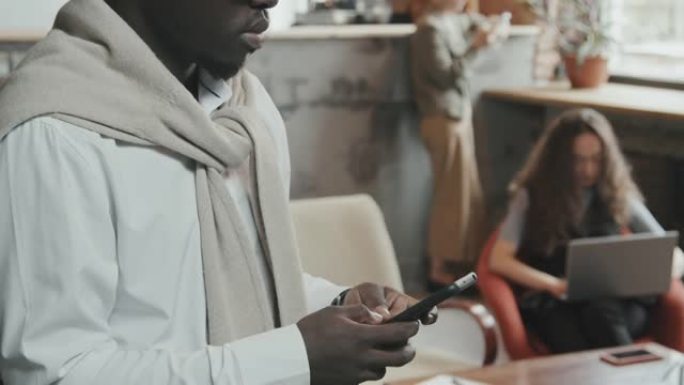 非裔美国人在办公办公室使用智能手机