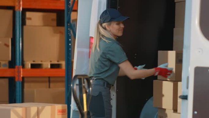 美丽的白人女工用纸箱装载送货轨道的肖像。在物流零售中心工作的快乐专业人员，提供电子商务在线订单，食品