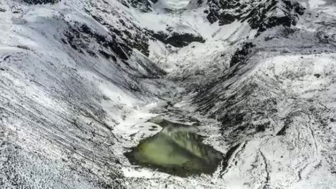 雪中隐藏着一个绿色的湖